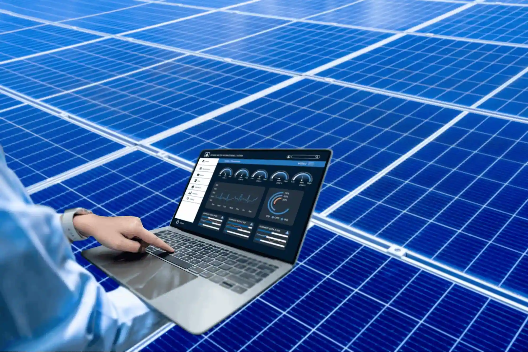 Técnico revisando monitorización solar en portátil sobre paneles solares