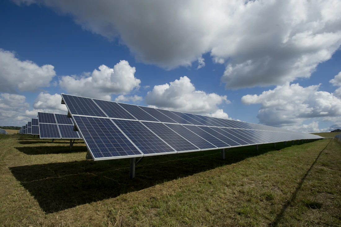 Instalación fotovoltaica con paneles solares reales